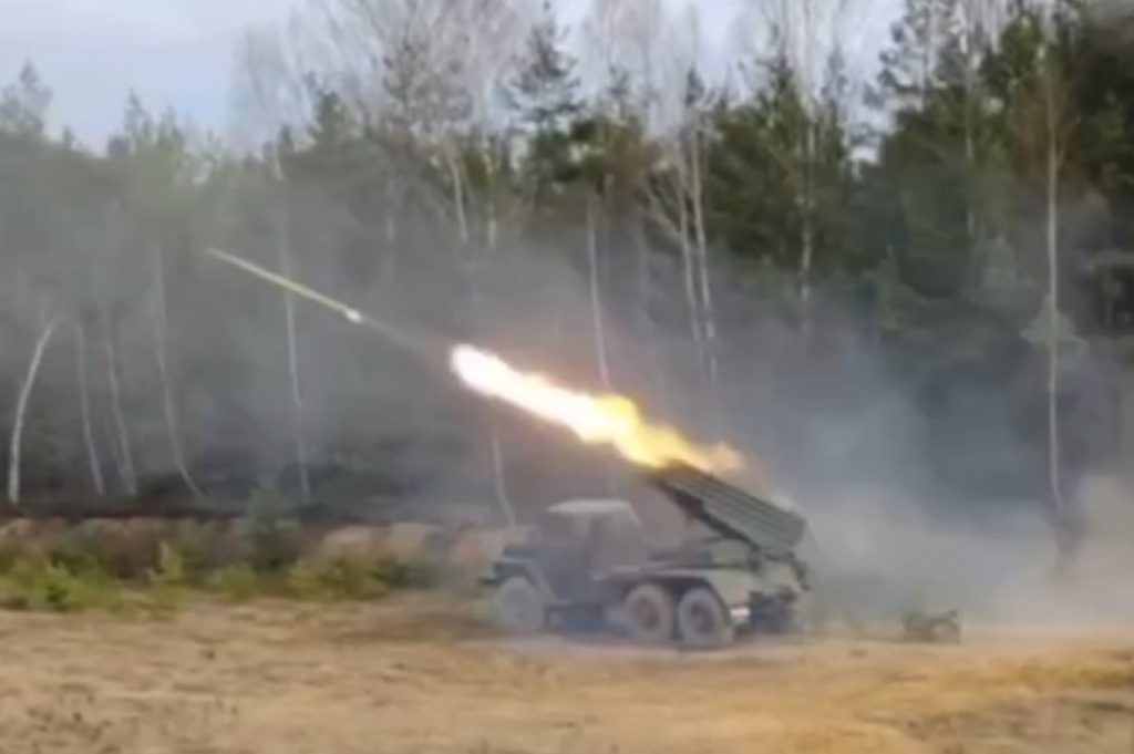 РСЗВ "БелГрад" стріляє новими 122-мм снарядами. Березень 2025. Білорусь. Джерело: vpk.gov.by