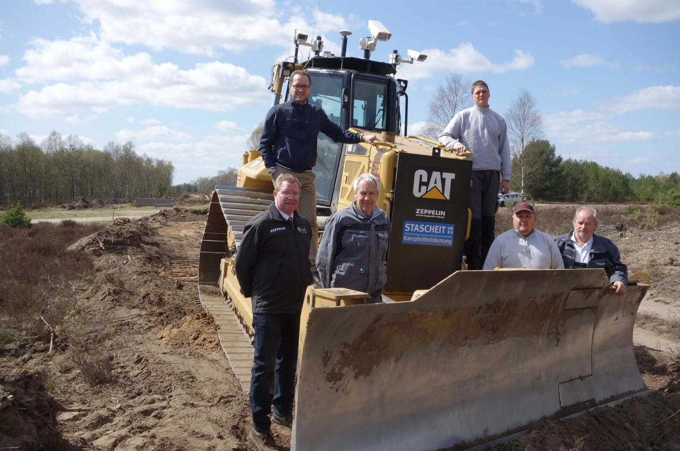 Гусенична техніка Cat D6N з дистанційним керуванням компанії Stascheit GmbH для розмінування полів. Джерело: baublatt.de