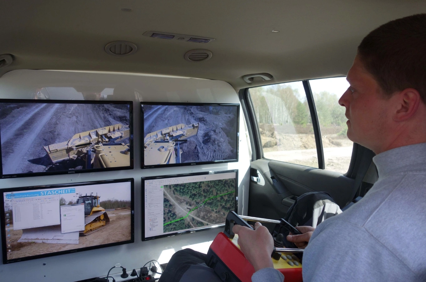 Представники Stascheit GmbH проводять розмінування полів. Джерело: baublatt.de