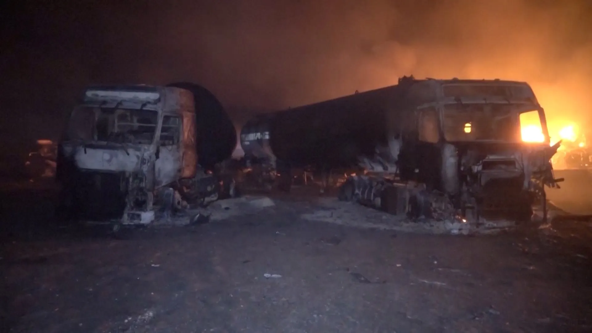 Автоцистерни знищенні в наслідок авіаудару по Рас-Іса. Фото Reuters