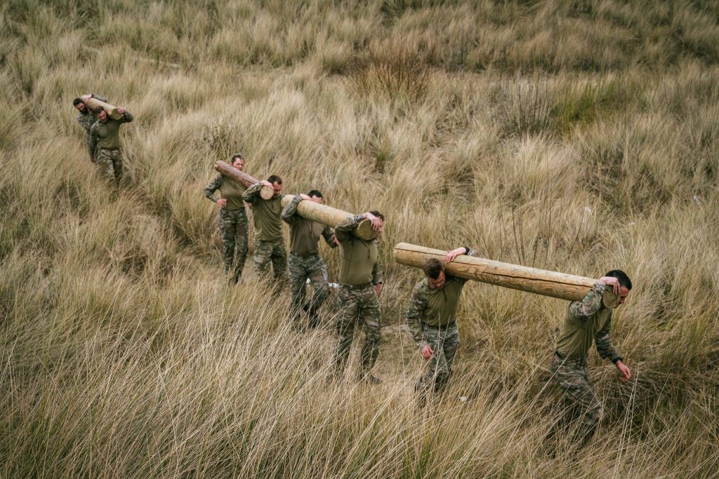 Бельгійські морпіхи несуть колоди