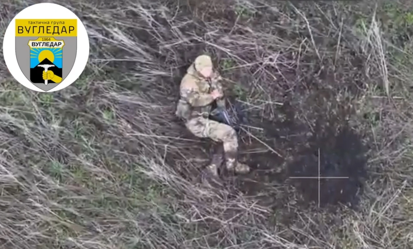 Російський окупант вчиняє самогубство у районі села Бурлацьке на Донеччині. Квітень 2025. Україна. Джерело: Тактична група «Вугледар»