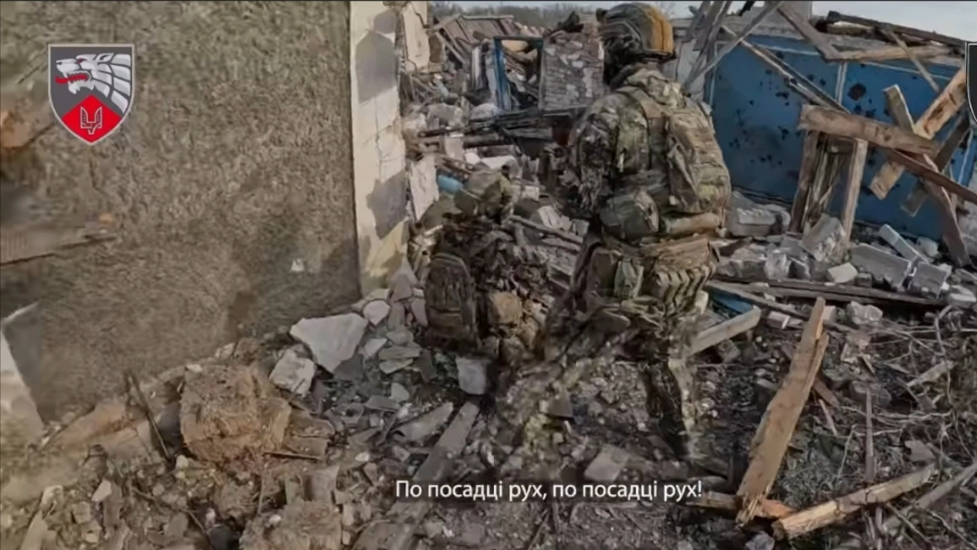 Soldiers of Ukraine’s 3rd Special Forces Regiment conduct a sweep. April 2025. Screenshot from the Ukrainian Special Operations Forces video
