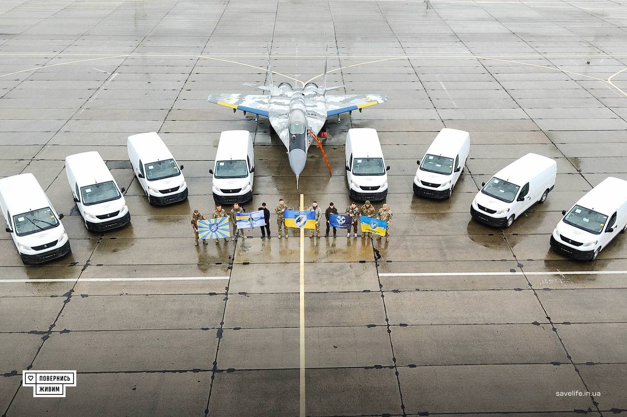 Мікроавтобуси передані фондом Повернись живим для авіаційних бригад. Фото Повернись живим