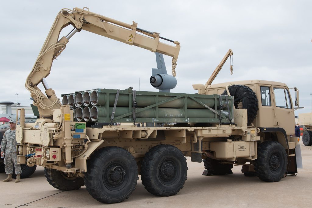 Транспортно-заряджальна машина на базі FMTV. Фото: David Stubbing