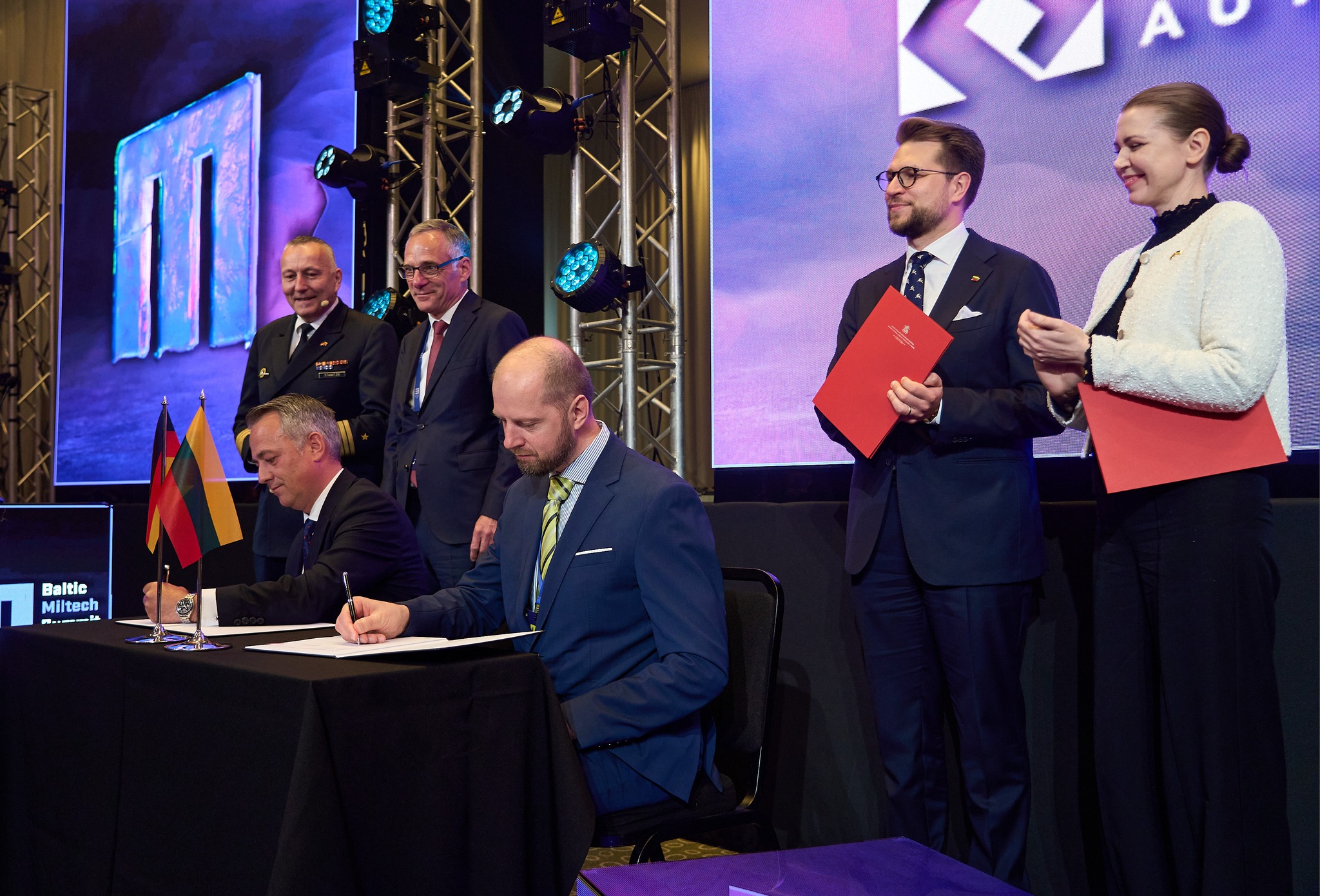 Granta Autonomy підписують меморандум з Rheinmetall Electronics у присутності міністерки оброни та міністра економіки на Baltic Miltech Summit.