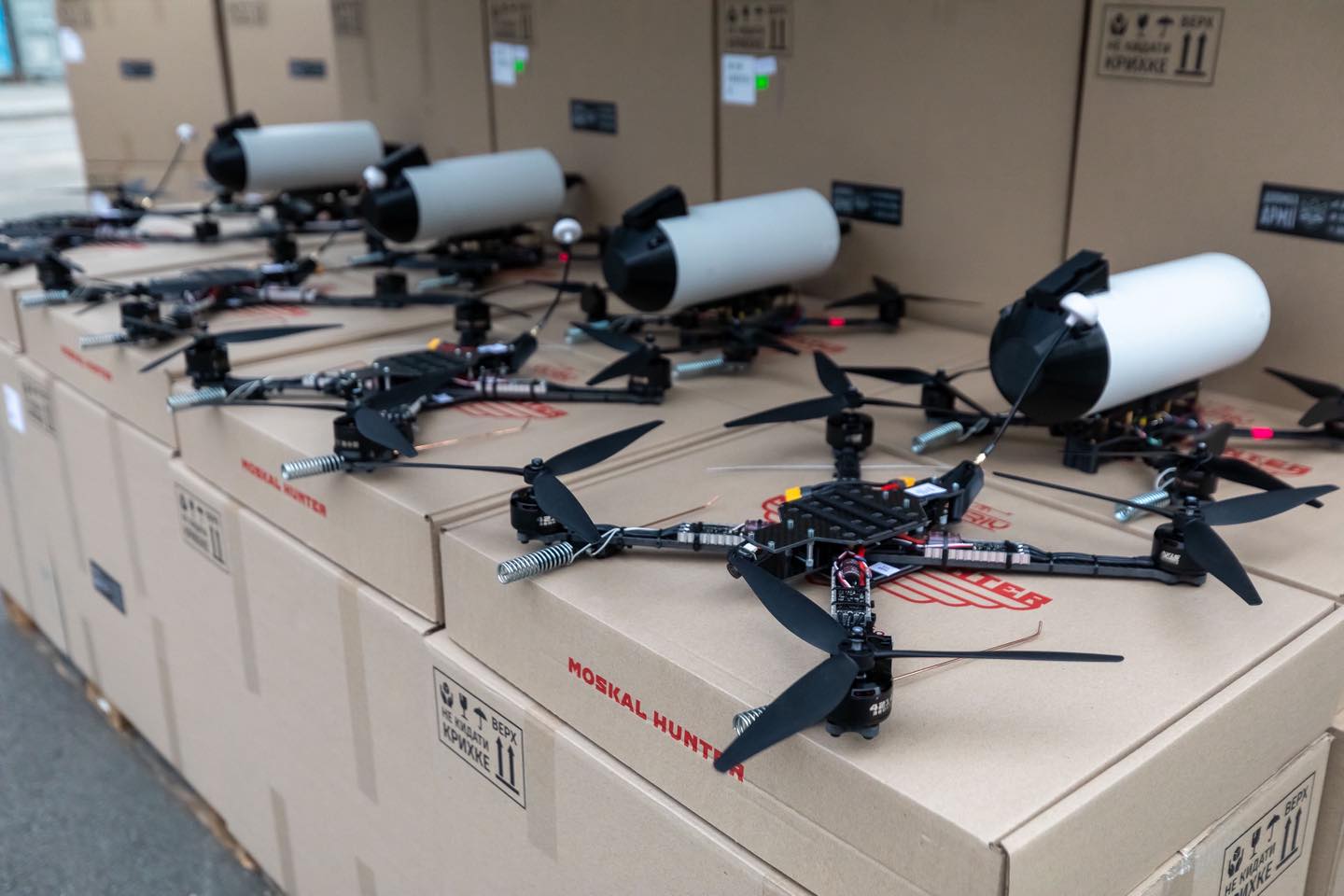 Порошенко передав військовим 1000 FPV-дронів