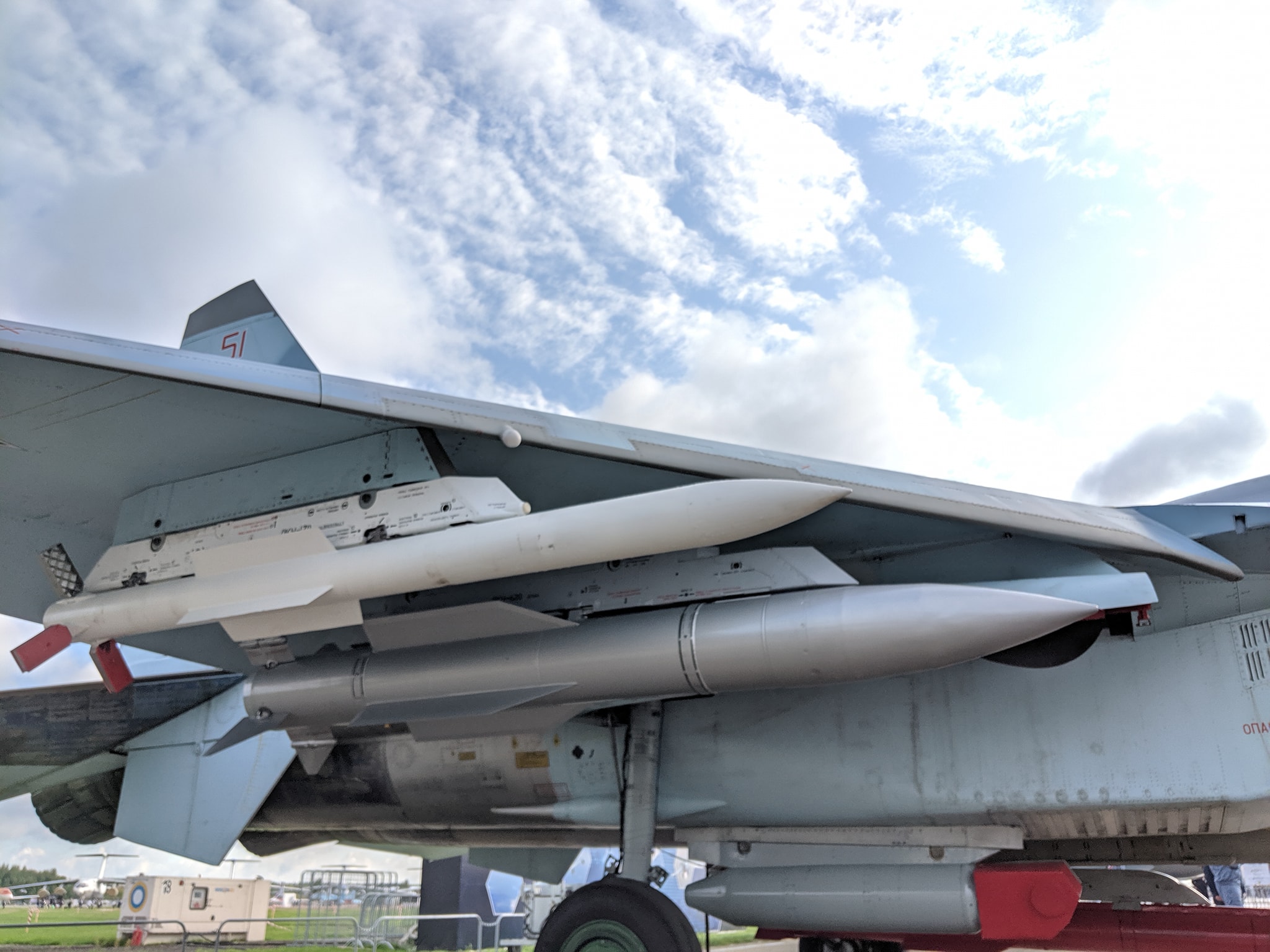 Р-37М поряд з меншою ракетою Р-77 під крилом винищувача Су-35С (б/н «51 красный»), 2019 рік. Фото: Михаил Жердев