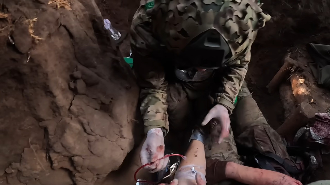 Blood transfusion by Azov combat medics. Illustrative photo, 2024