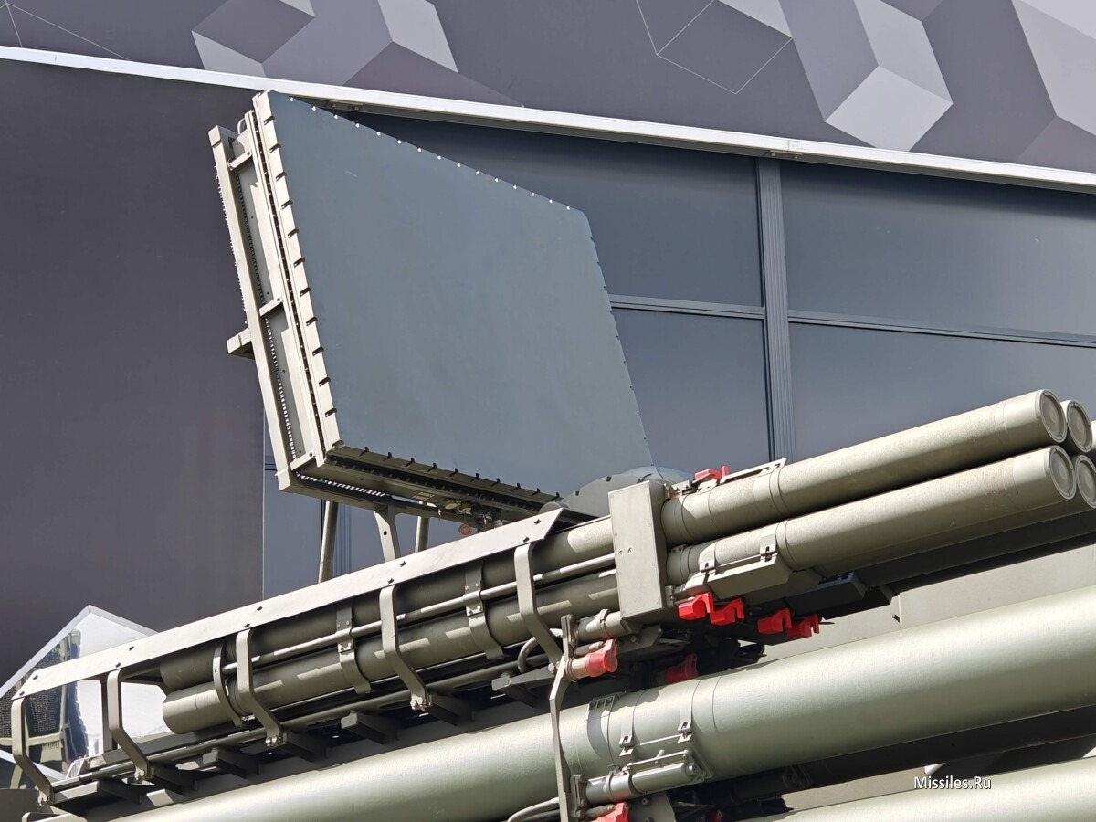 Антена радару «РЛС-О-Е» у складі зенітного комплексу «Панцирь-СМД-Е». Фото: Missiles.Ru