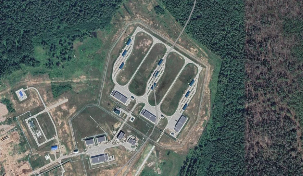 Один з пускових майданчиків МБР Ярс з дев'ятьма 15У182 «Крона» поблизу населеного пункту Свободний Свердловської області Росії. Зображення Google Maps 