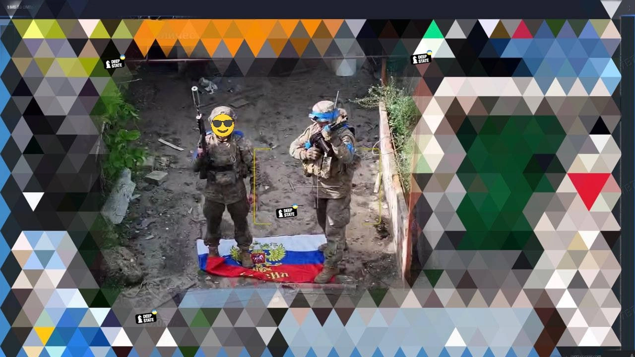 Українські військові позують на російському прапорі, який окупанти намагалися встановити в селі Багатир. Травень 2025. Україна. Джерело: Deepstate