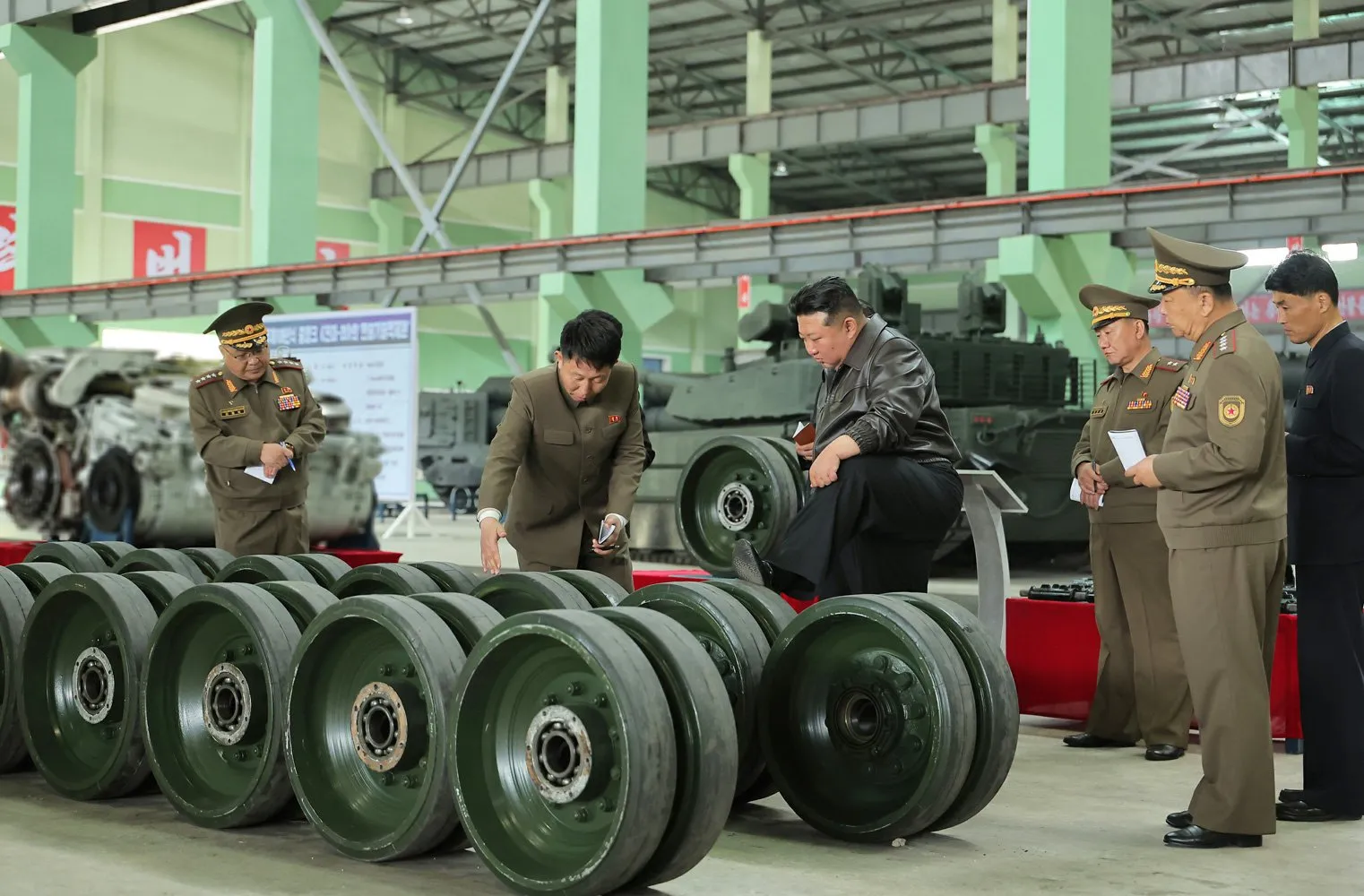 Кім Чен Ин під час візиту на бронетанковий завод оглянув новий варіант танку M2024. Фото: KCNA