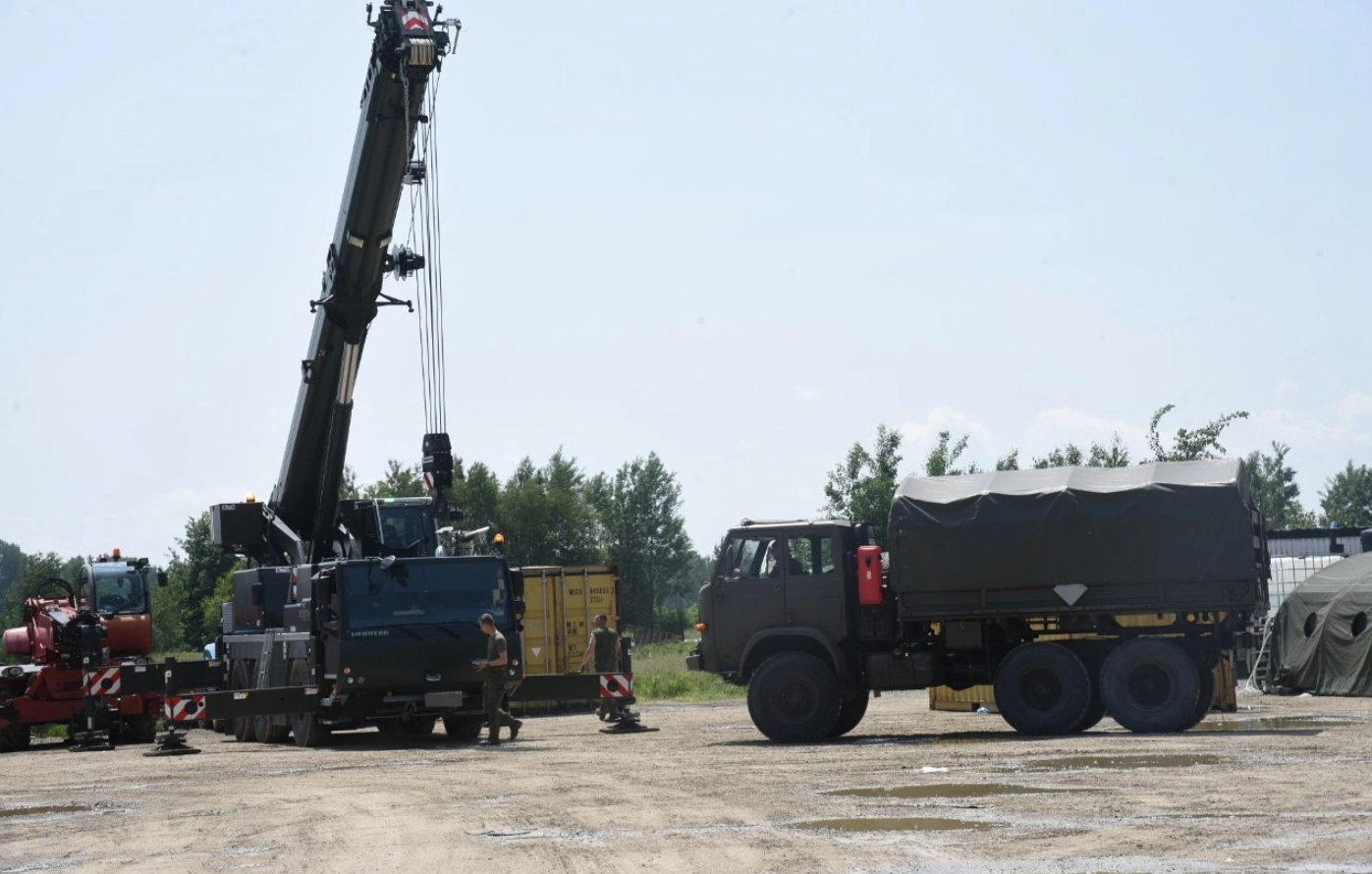 Польські силовики та контейнер на території аероклубу в Ляшках у Польщі. 4 червня 2025 року. Джерело: nowiny24.pl