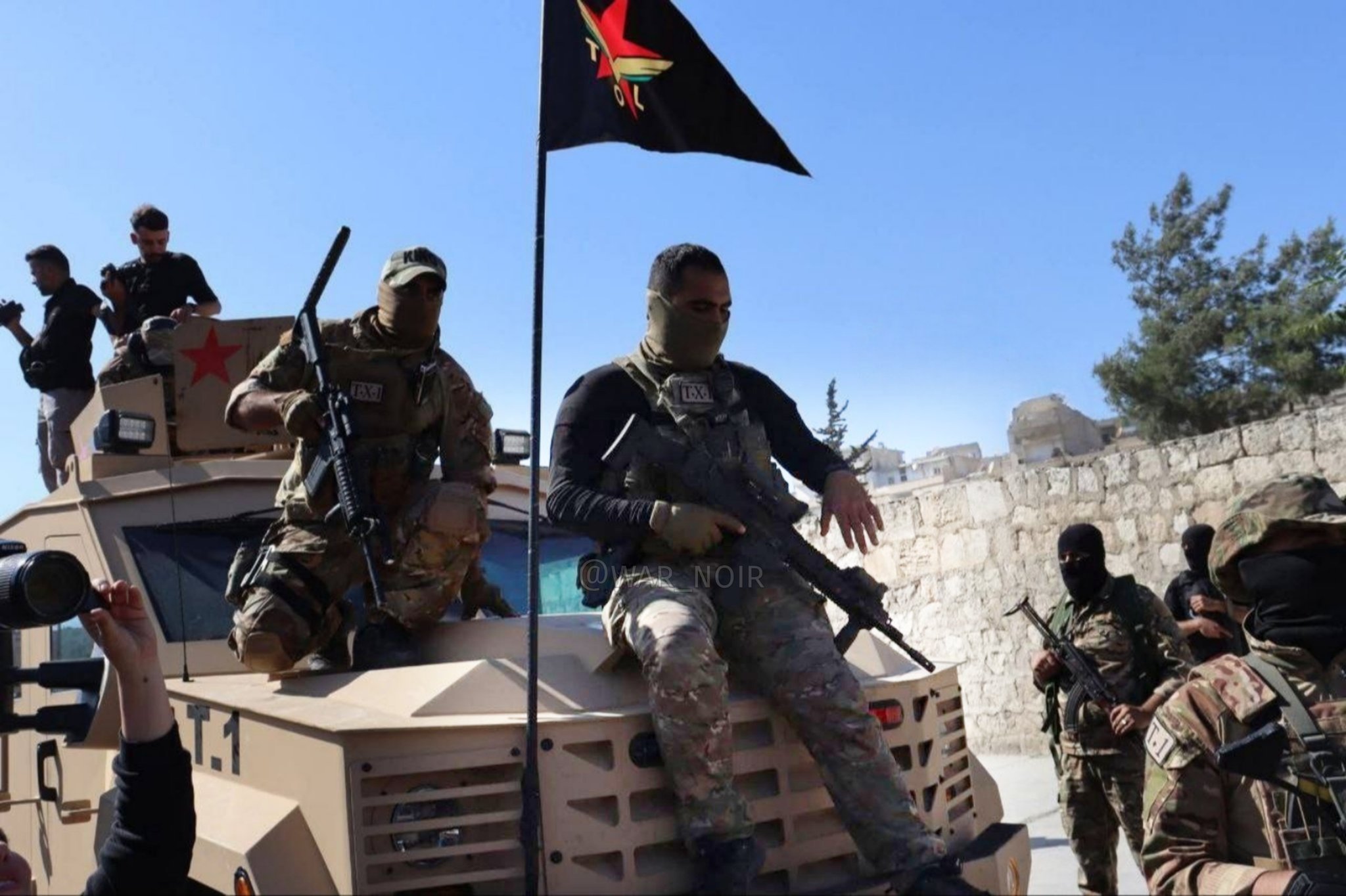 SDF fighter with a BREN 2 assault rifle. Syria, June 2025. Photo credits: @war_noir in X