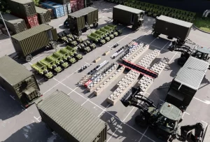 Порошенко передав військовим КШМ та 1000 дронів