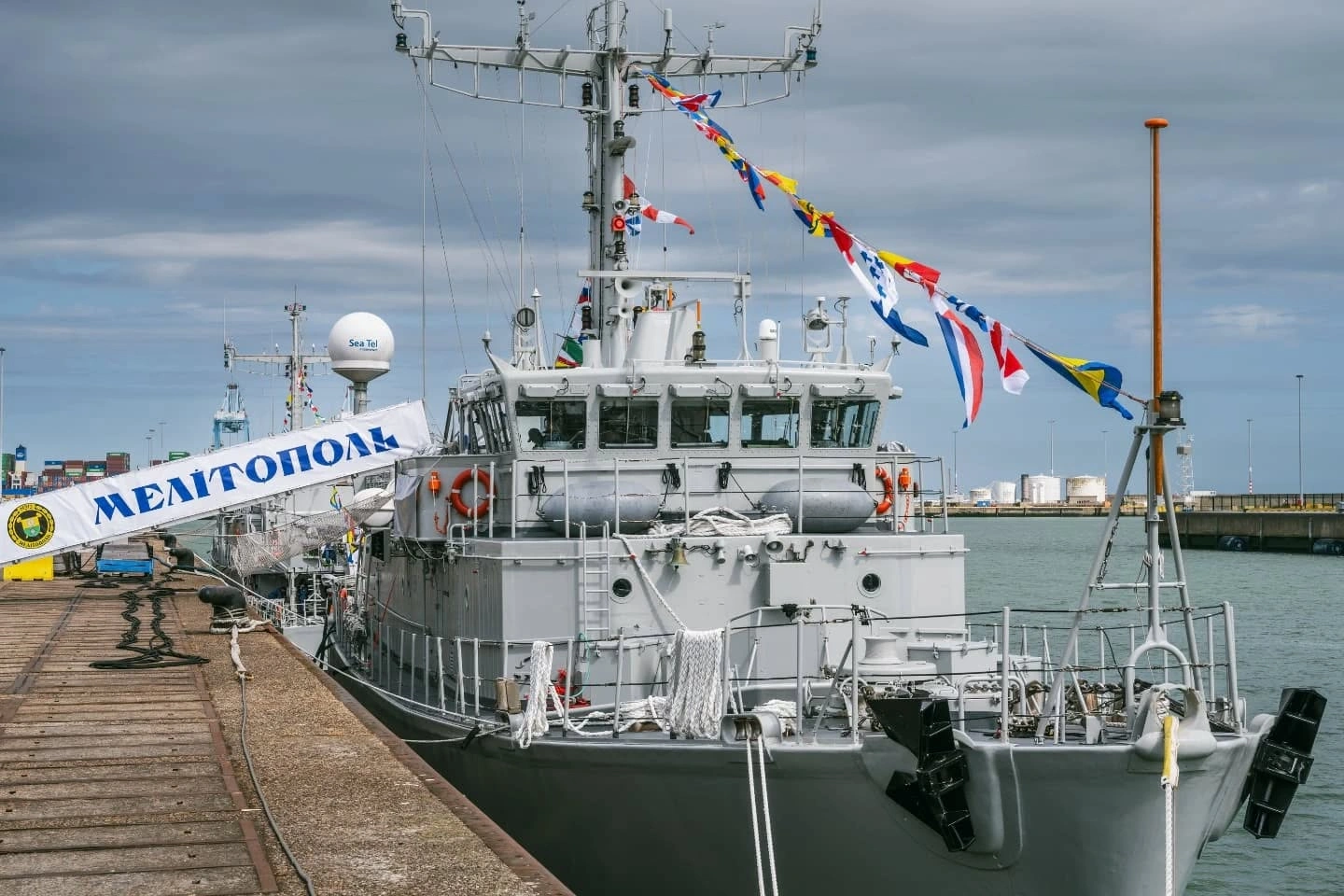 Raising the flag of the Ukrainian Navy on board the ‘Melitopol’ minesweeper. Photo credits: Belgian Navy