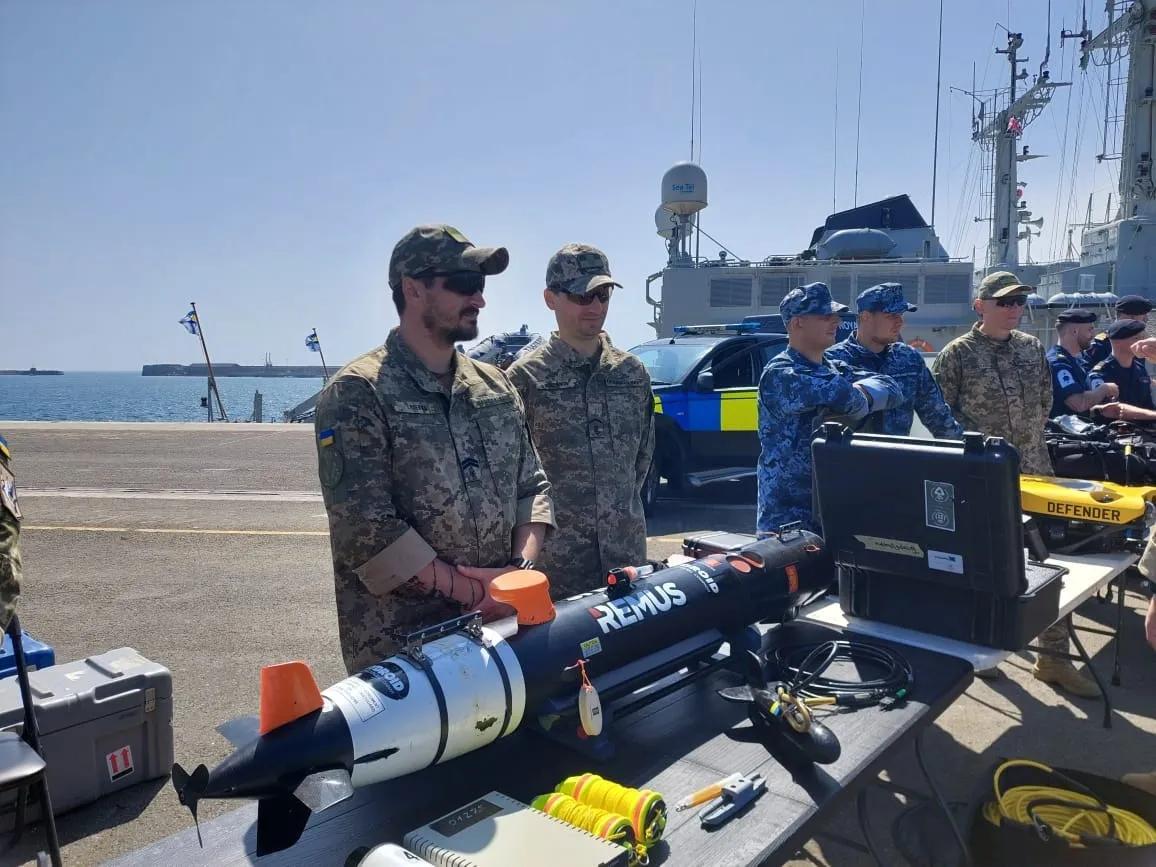 Ukrainian sailors and the Remus underwater drone during the Sea Breeze 2025 exercise. Photo by the Ukrainian Navy