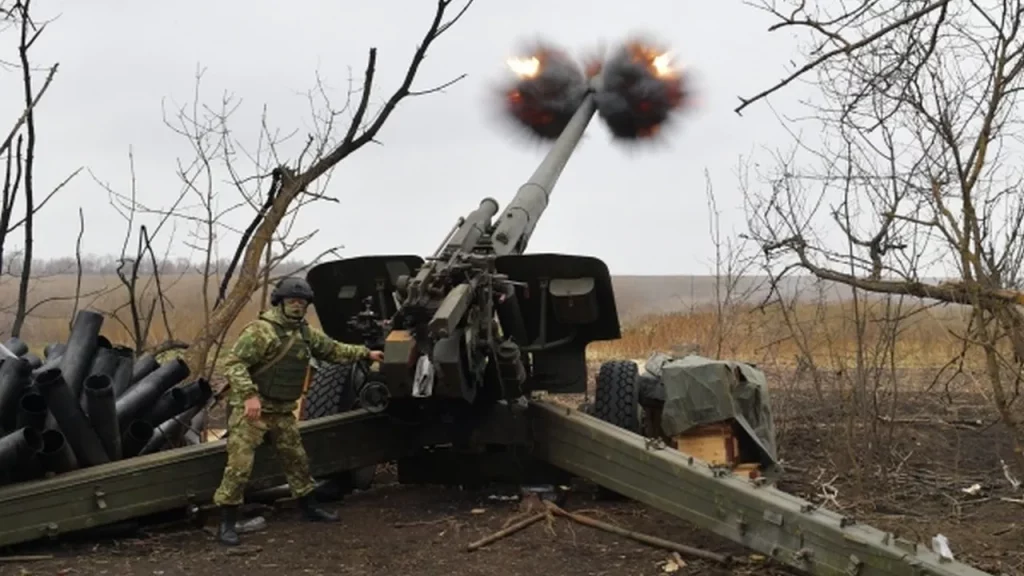 A Russian serviceman fires a Msta-B howitzer. Photo from open sources
