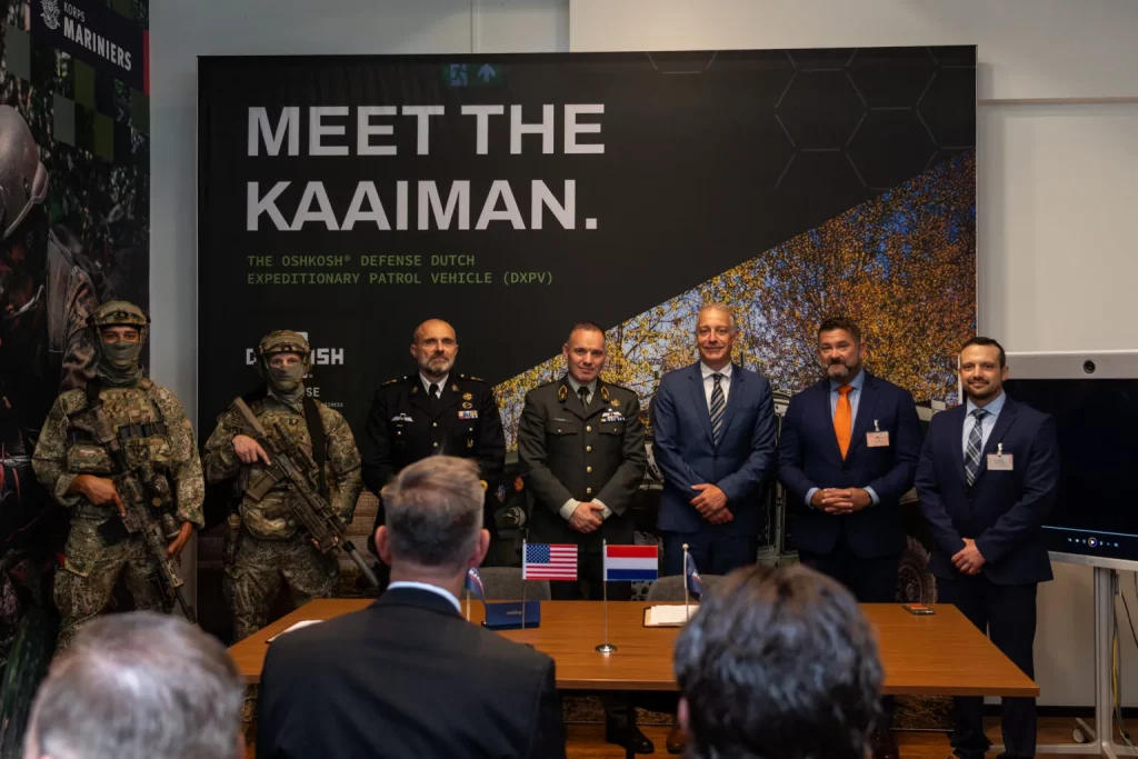 Церемонія підписання контракту з Oshkosh KAAIMAN DXPV. Фото Oshkosh Defense