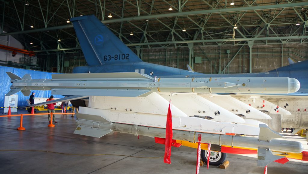 Авіаційна ракета AAM-5 на закінцівці крила літака F-2A. Фото: Hunini