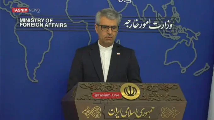 Речник МЗС Ірану Багаї під час щотижневого брифінгу на офіційному аккаунті Tasnimnews_Fa в соціальній мережі Х від 9.06.2025 року. Скіншот. 