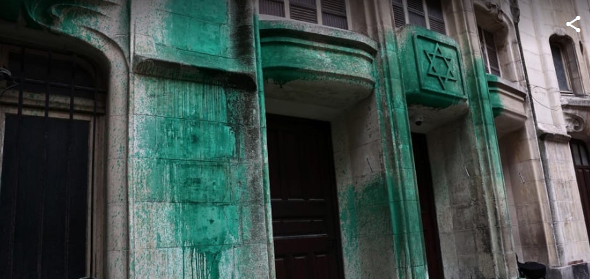Пошкоджена єврейська пам'ятка у Парижі. Фото: rts