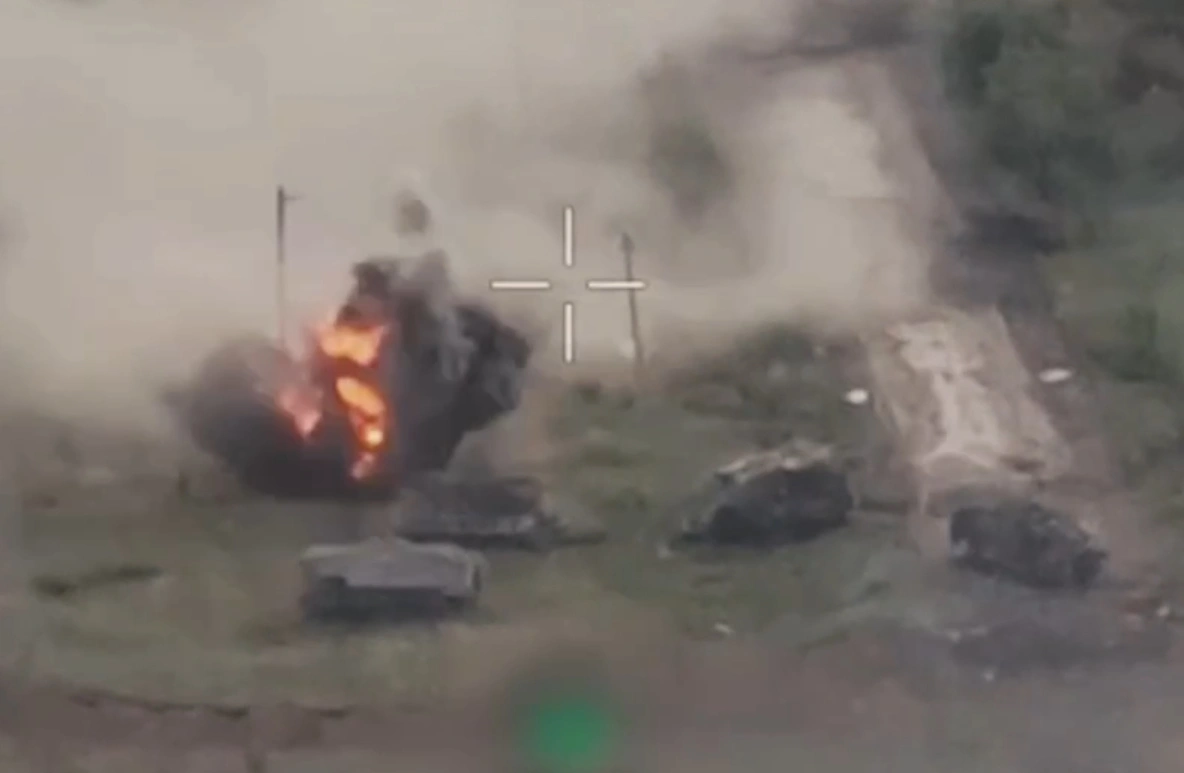 Розбита російська бронетехніка біля села Яблунівка. Червень 2025. Джерело: 36 ОБрМП