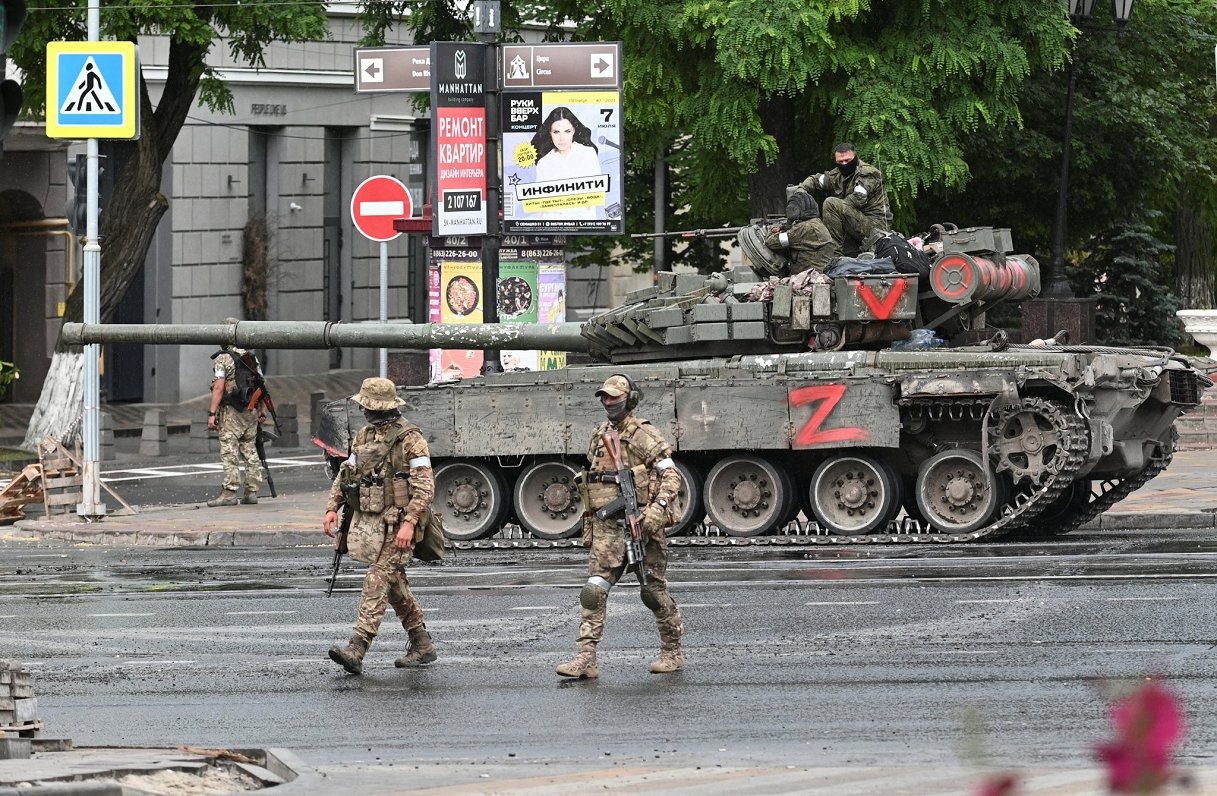 T-80BV tank and Wagner PMC mercenaries in Rostov, June 24, 2023