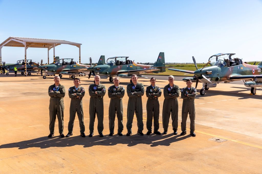 Літаки Super Tucano та пілоти Повітряних сил Парагваю. Червень 2025. Фото: Embraer