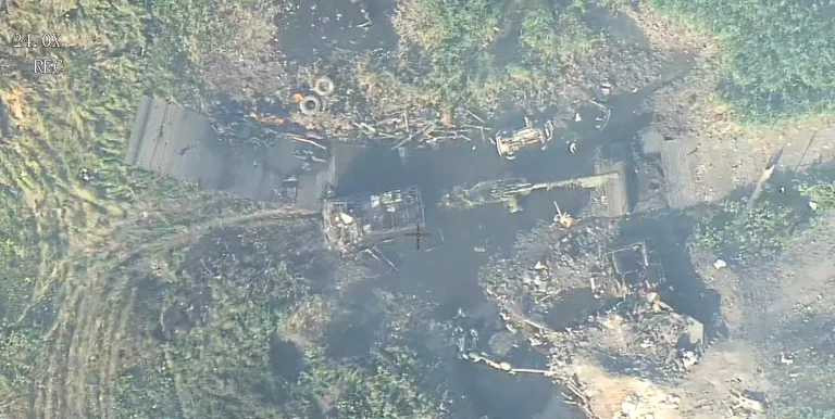 Destroyed Russian equipment on a pontoon in the Limansk sector. Source: Kriegsforscher