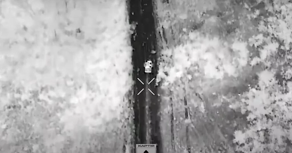 НРК «Тор-800» перевозить пораненого під контролем дрона розвідника. Стоп-кадр з відео Хартії