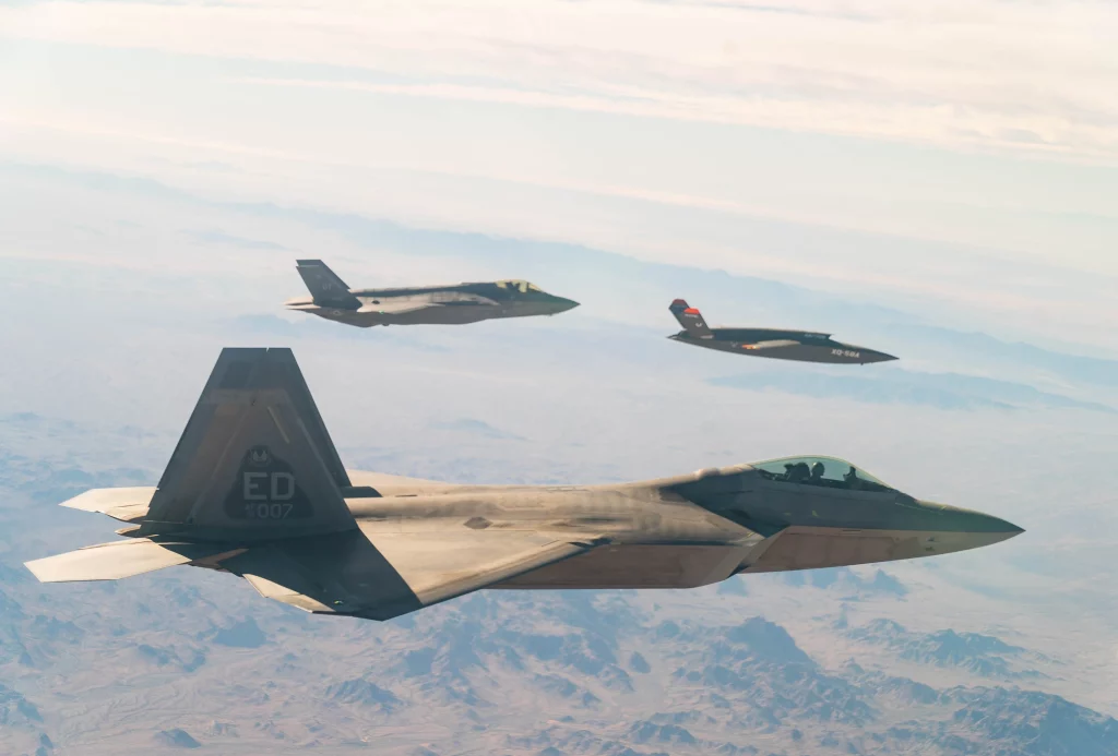 Безпілотник XQ-58, поруч з F-22 та F-35. Фото ПС США