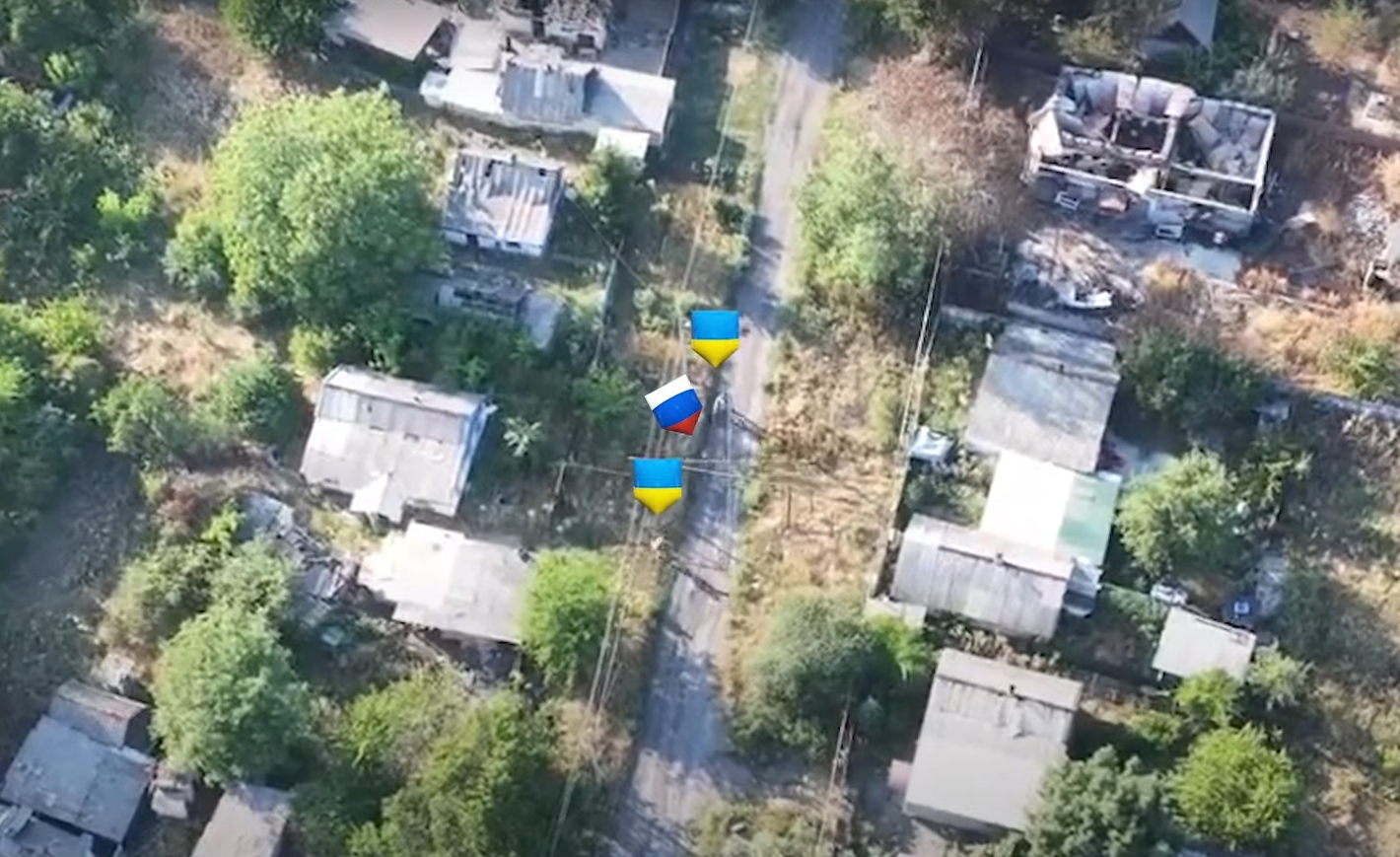 Дрон спостерігає за українськими військовими, які захопили у полон російського окупанта у Покровську. Липень 2025. Джерело: 425-й окремий штурмовий полк «Скала»