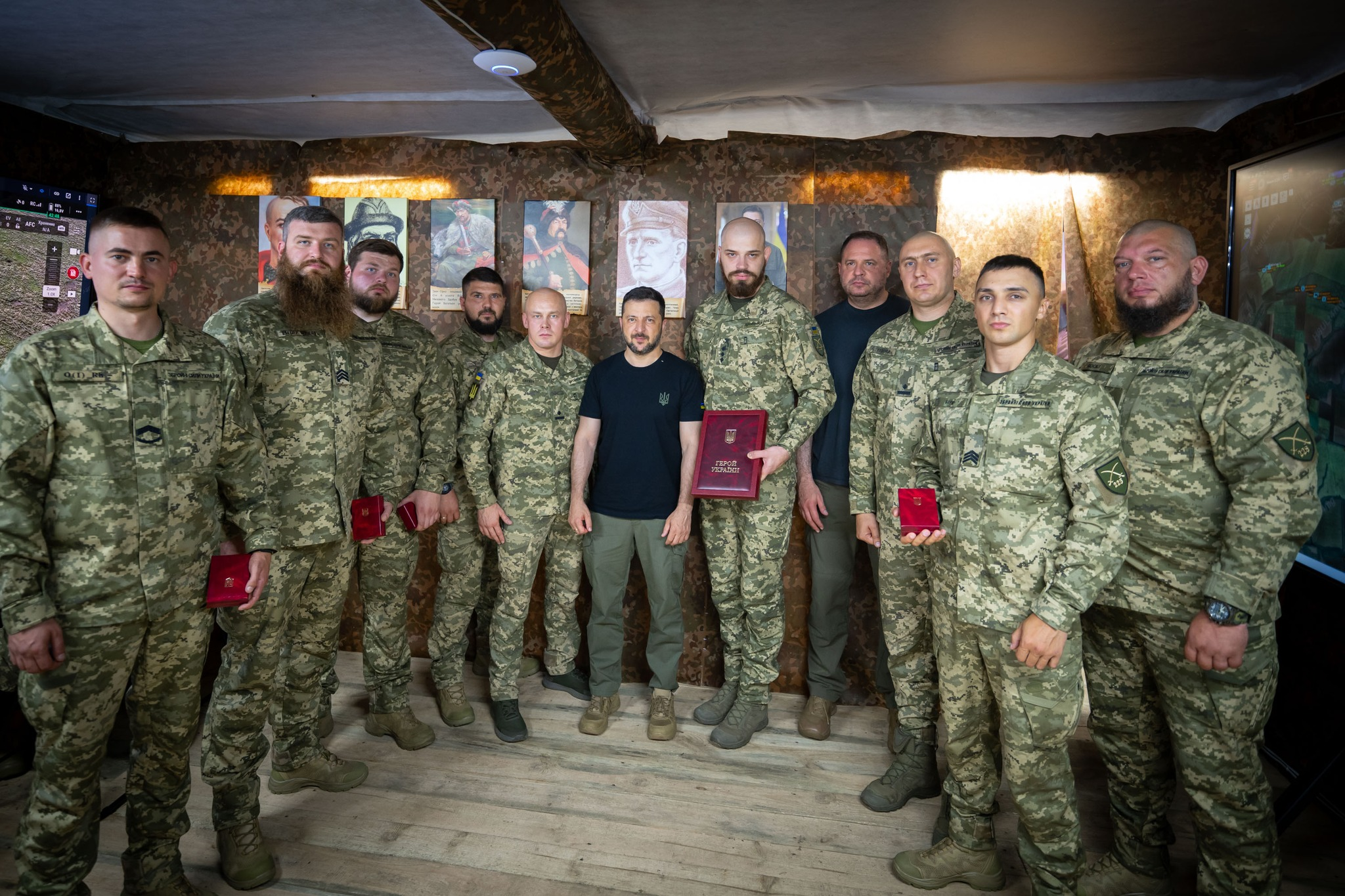 Володимир Зеленський з бійцями 225-го окремого штурмового полку. Серпень 2025. Джерело: фейсбук сторінка Президента України