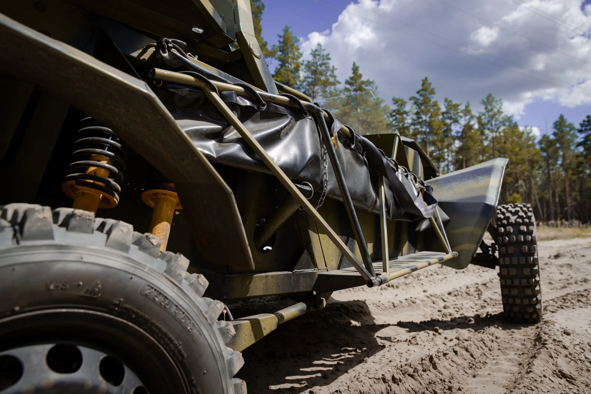 Володимир Садик та українське багі VOLS. Серпень 2025. Джерело: Олексій Климов / mezha.media