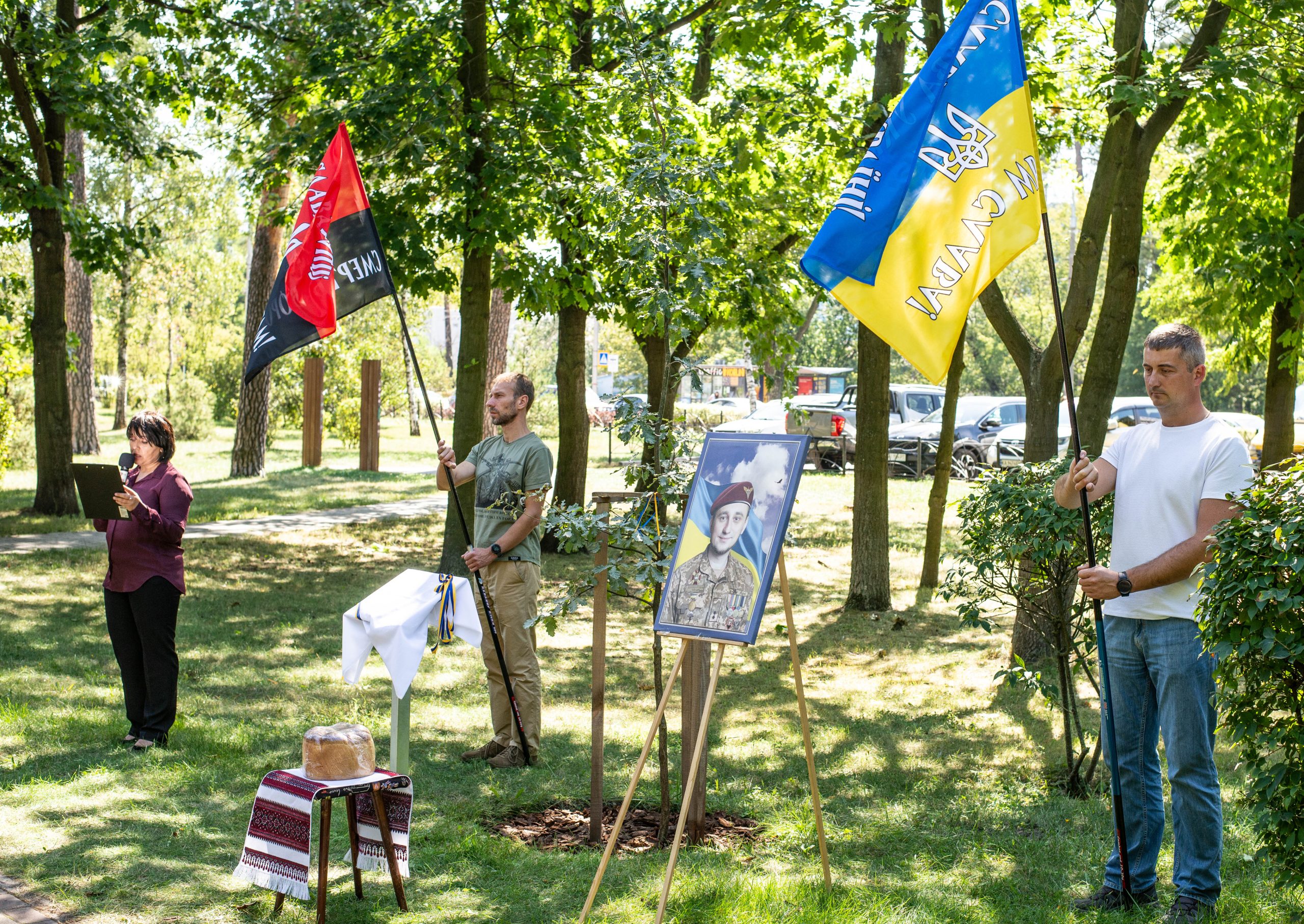 На честь лейтенанта Дениса Антіпова відкрили пам’ятну таблицю і посадили дуб