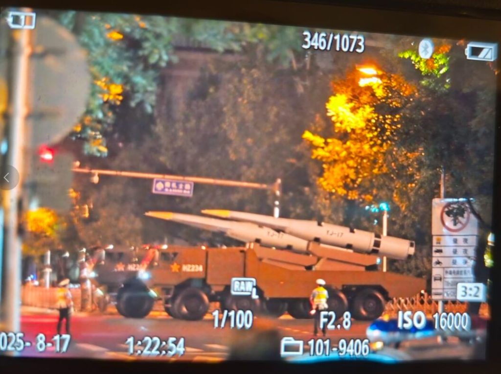 Ракета YJ-17 під час підготовки до параду. Фото: Weibo