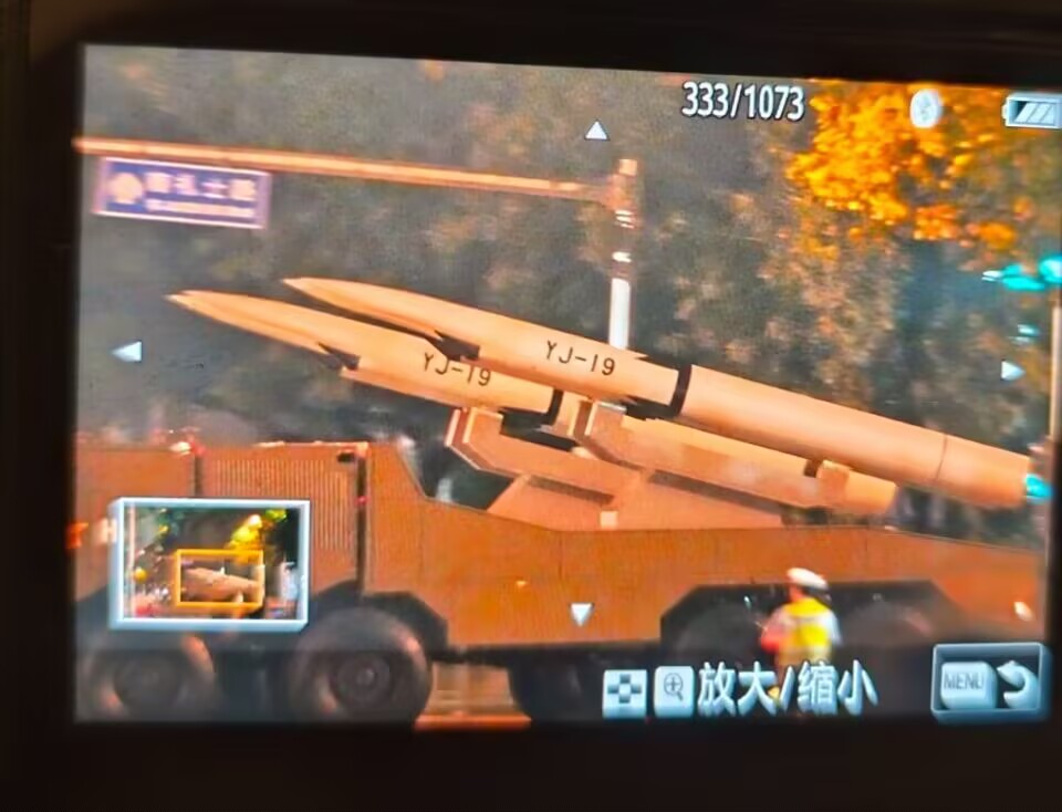 Ракета YJ-19 під час підготовки до параду. Фото: Weibo