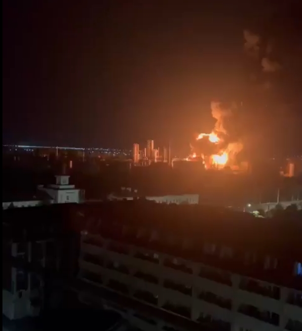 У Краснодарі палає НПЗ після дронової атаки 