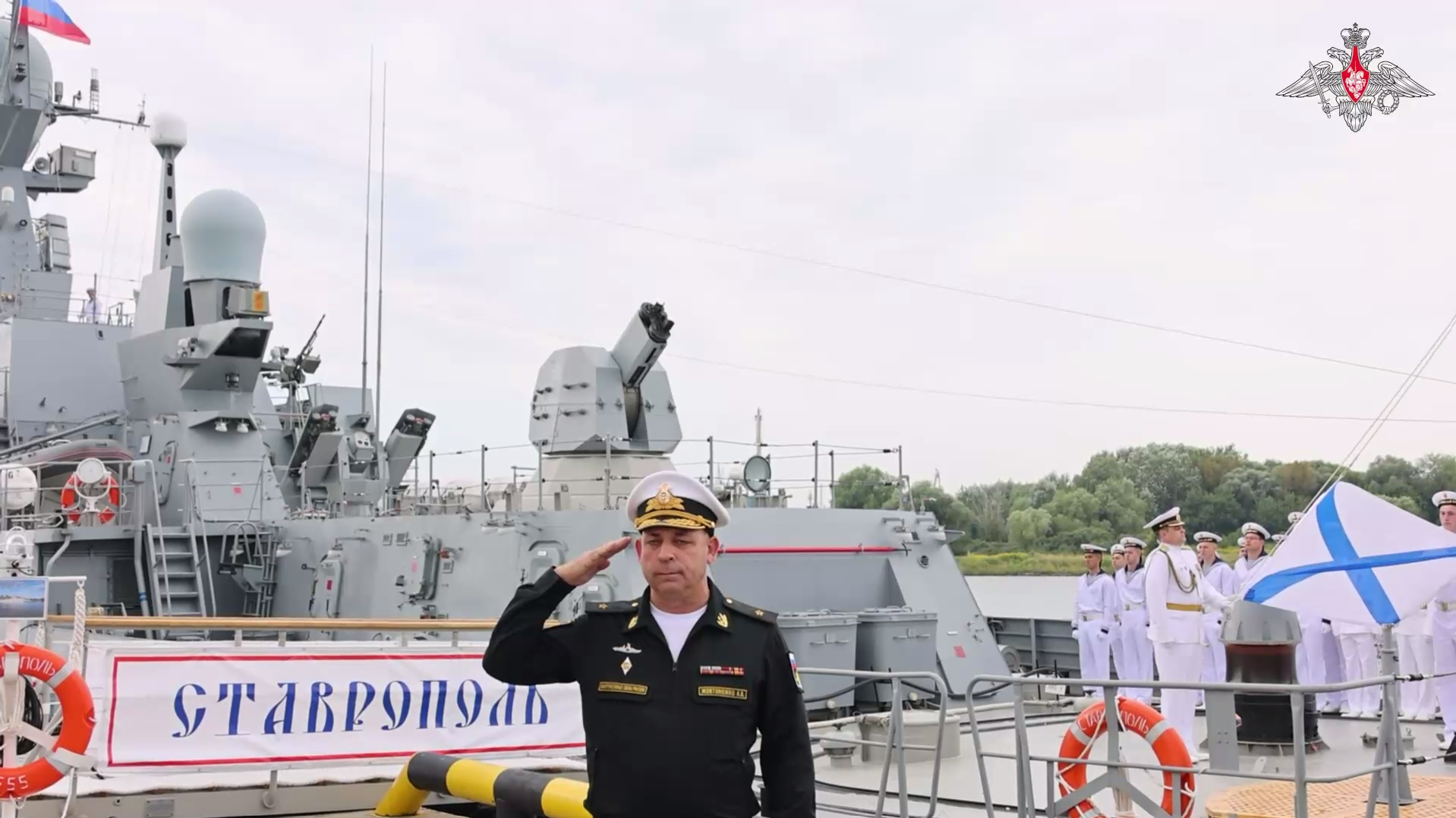 Церемонія підйому Військово-морського прапора на введеному до складу Балтійського флоту малому ракетному кораблі «Ставрополь» проєкту 21631. 28 серпня 2025 року. Фото: Міністерство оборони РФ