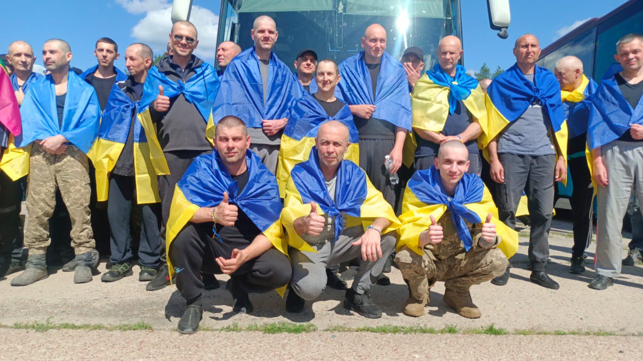 Українські громадяни, яких повернули з російського полону 14 серпня 2025 року. Джерело: Володимир Зеленський