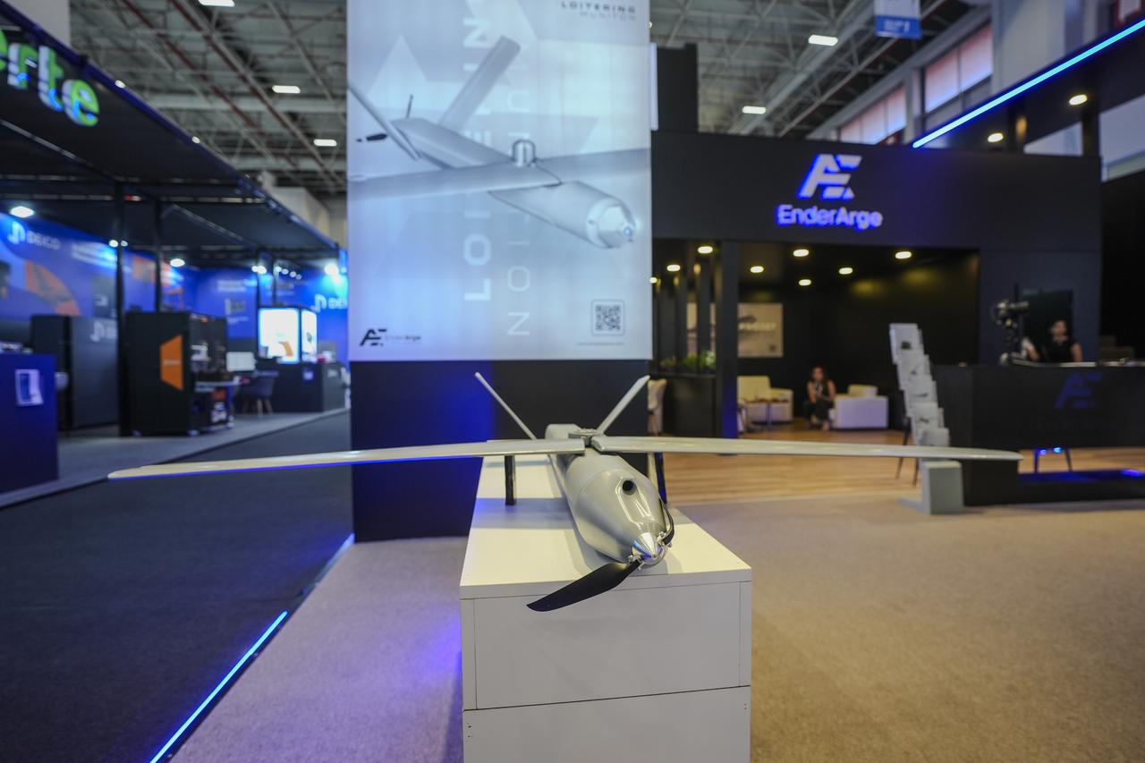 У Туреччині показали FPV-дрон літакового типу з оптоволоконним управлінням