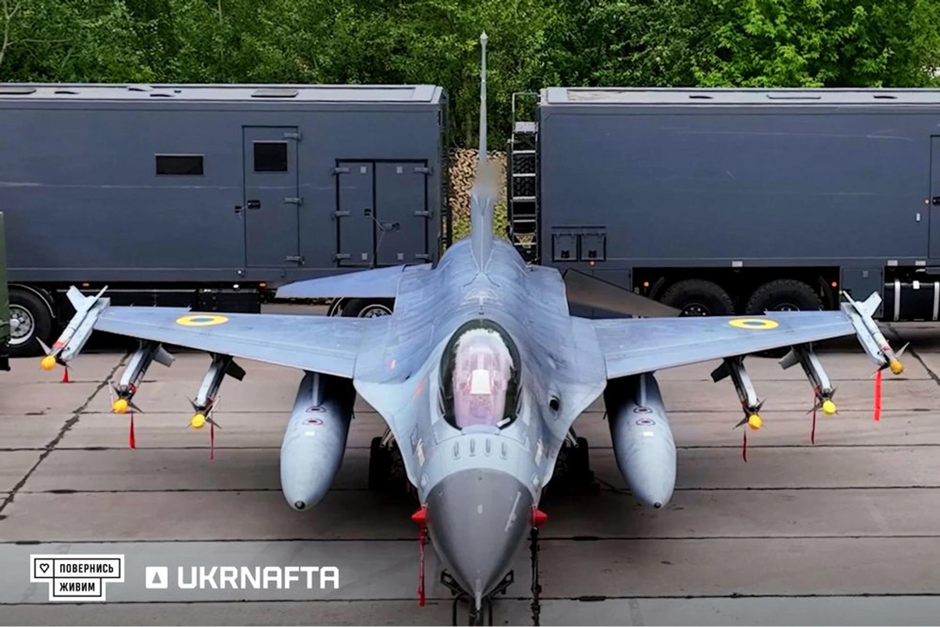 Український F-16 з ракетами AIM-9. Фото Повернись живим