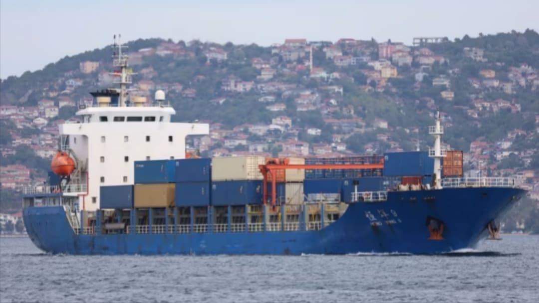 Heng Yang 9 перетинає Босфор 17 вересня 2025 з такими самими контейнерами, які завантажили у Севастополі. Джерело: Yörük Işık