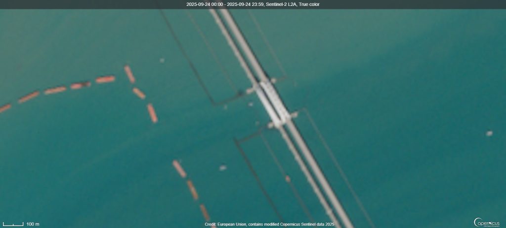 Супутниковий знімок кримського мосту за 24 вересня 2025 року на відкритому сервісі безкоштовних знімків Copernicus. Фото Copernicus