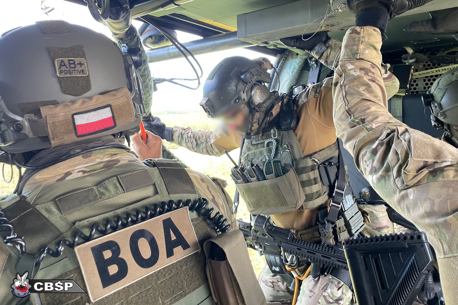 У Польщі спецпризначенці з гелікоптером Black Hawk затримали членів картелю Сіналоа