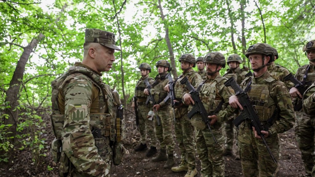 Commander-in-Chief Oleksandr Syrskyi in front of the 425th Separate Assault Regiment Skelya, June 2025. Photo credits: press service of the 425th Separate Assault Regiment Skelya