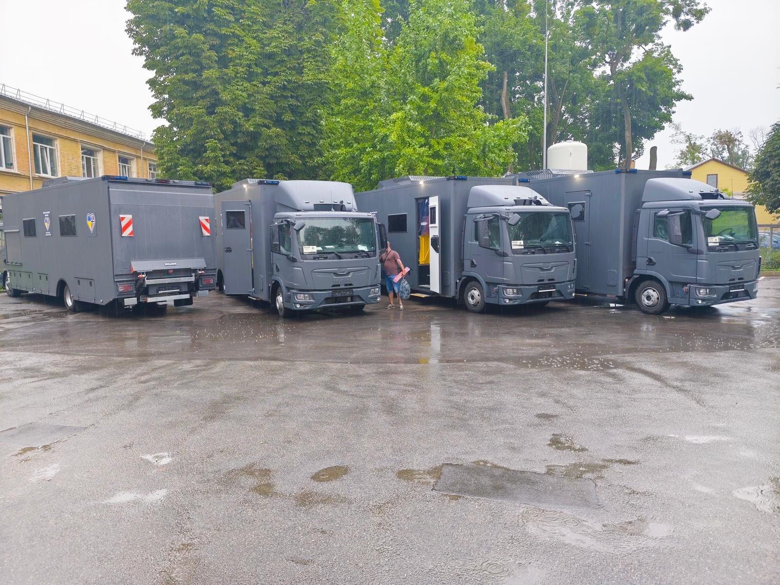 Військові медики ЗСУ отримали спеціалізовану вантажівку MAN для евакуації поранених