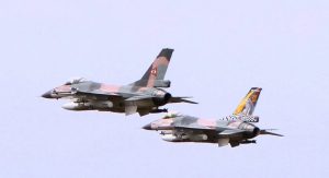 Пара венесуельських F-16 пролетіла над американським есмінцем USS Jason Dunham
